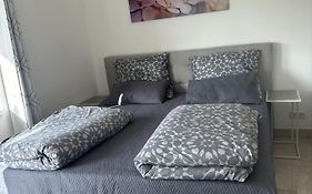 Zweizimmer-Apartment Mit Allen Einrichtungen In Einem Familienhaus - No Party - Near To S8 Station Line